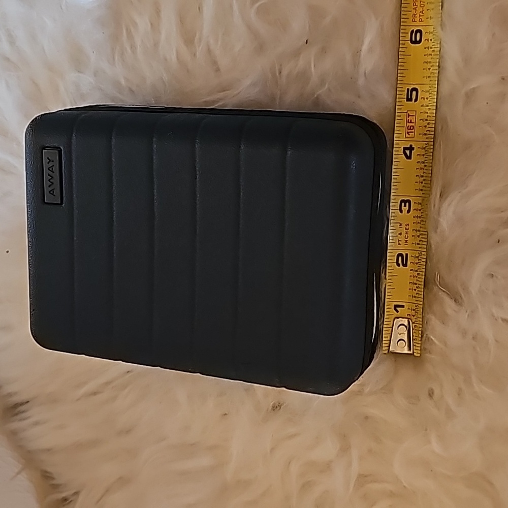 Away United First Class Travel Kit Hard Case with Amenities zipper closure - Picture 9 of 9